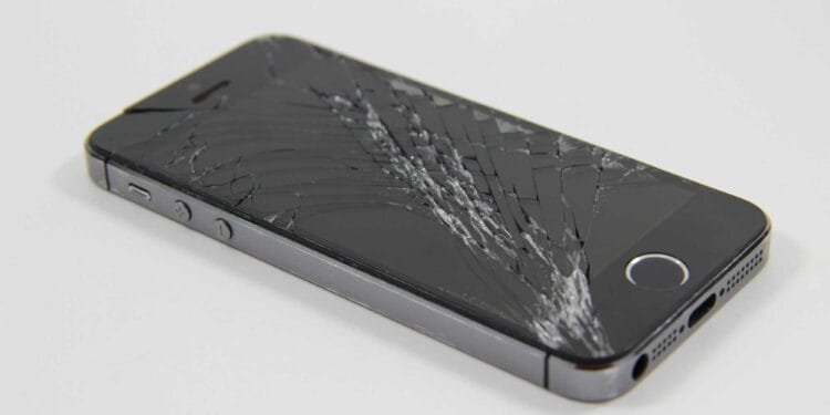 Broken Phones: 8 Tips for How to Fix a Cracked Screen